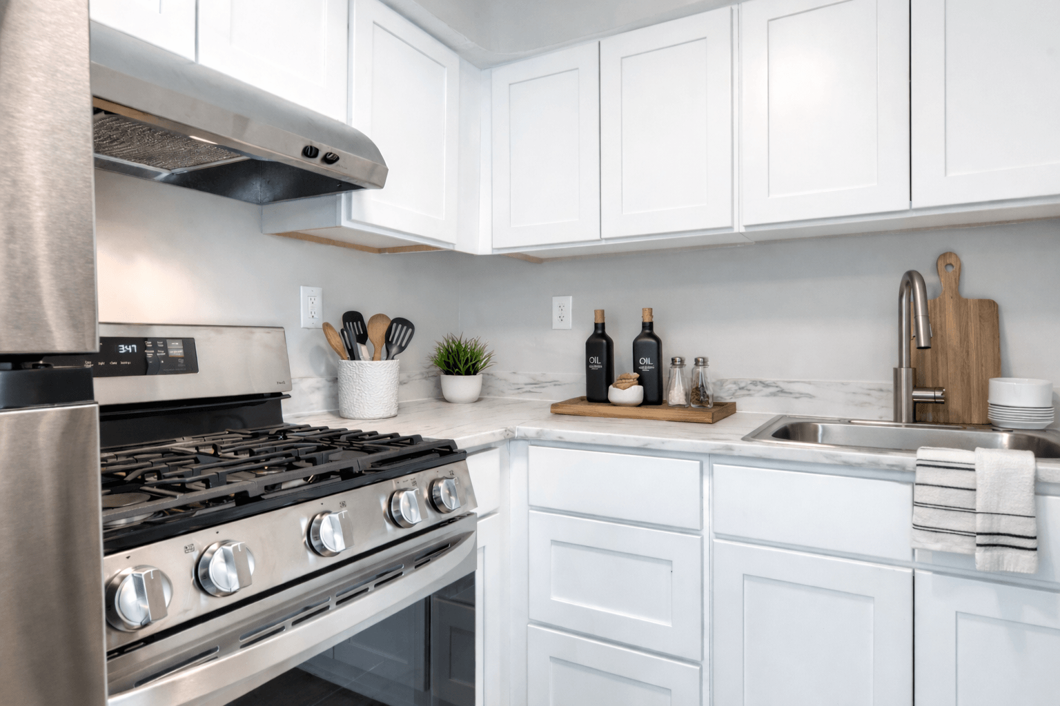 Luxurious Kitchen with stool bar 